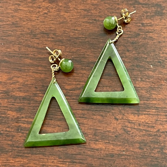 Hand-carved natural spinach green nephrite jade drop gold plated drop earrings - Picture 4 of 6